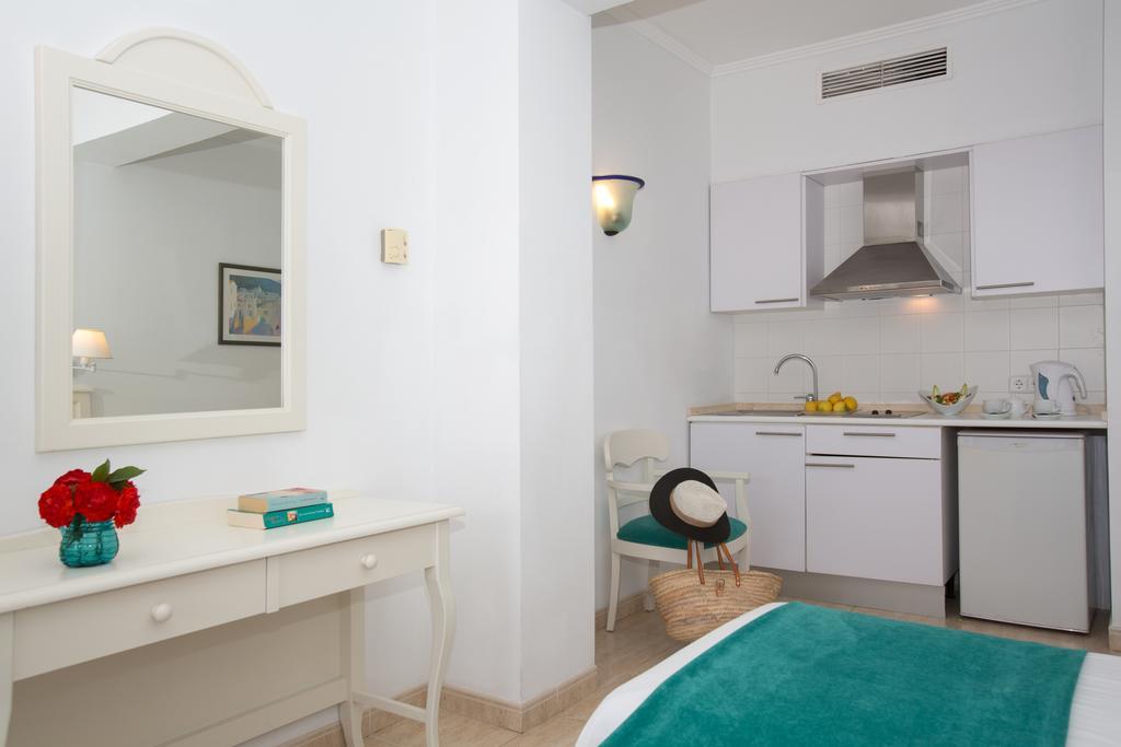 Basic Double Room,699860479:JPEG